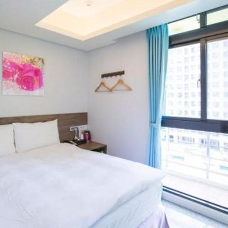 Hotel 九九商旅 à Taichung Extérieur photo
