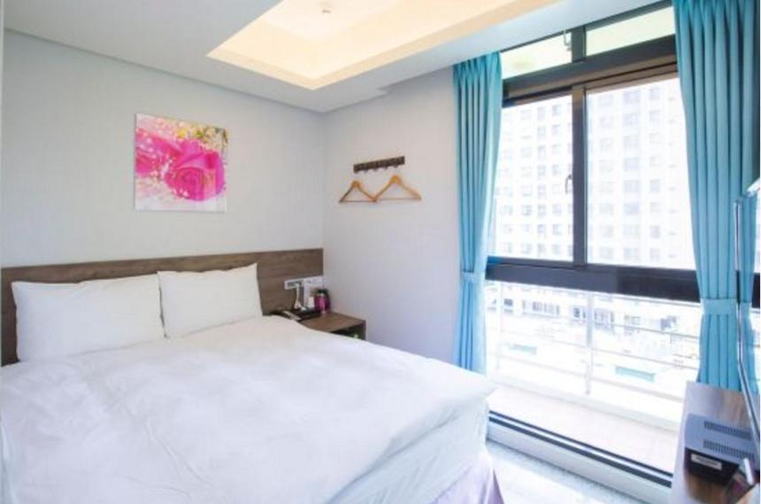 Hotel 九九商旅 à Taichung Extérieur photo