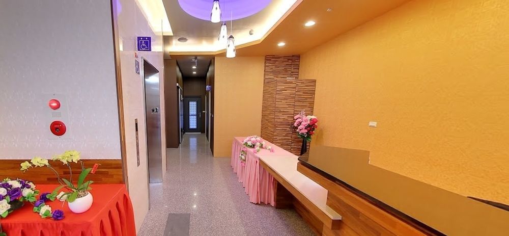 Hotel 九九商旅 à Taichung Extérieur photo