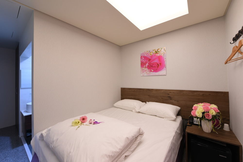 Hotel 九九商旅 à Taichung Extérieur photo