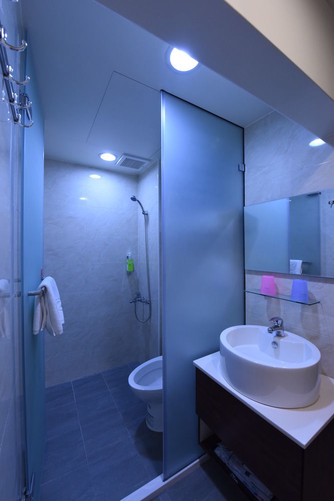 Hotel 九九商旅 à Taichung Extérieur photo