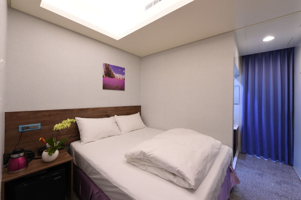 Hotel 九九商旅 à Taichung Extérieur photo